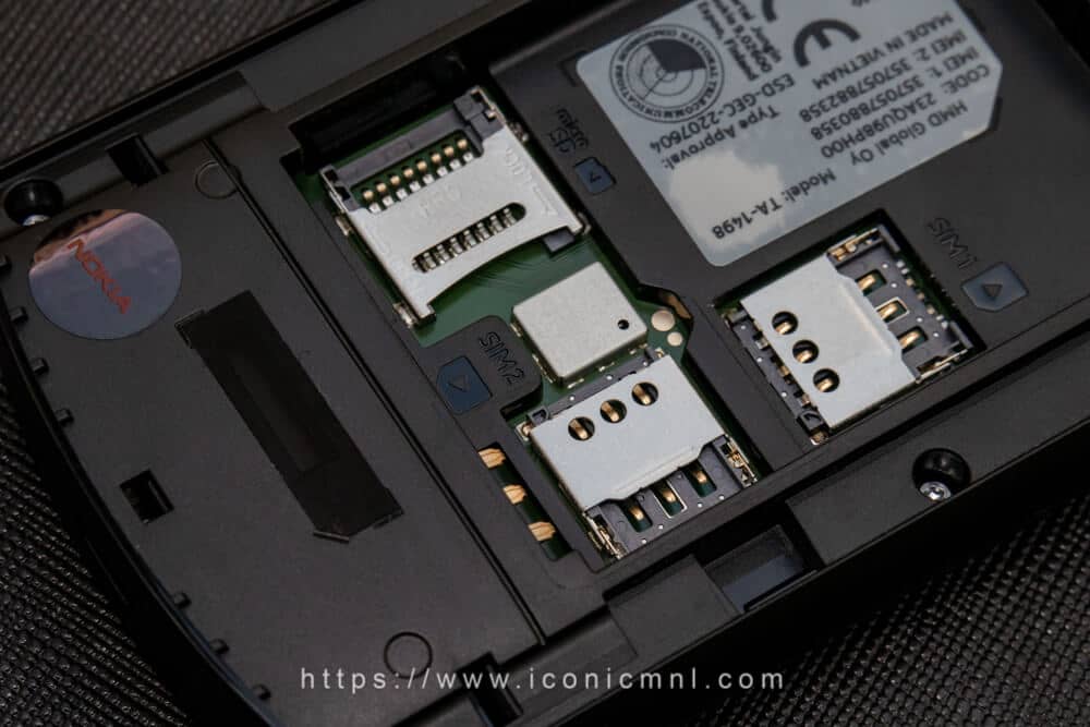 Nokia XpressAudio 5710 - sim and memory card slot