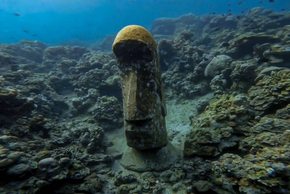 Summer Cruise Diving Resort Moai statue