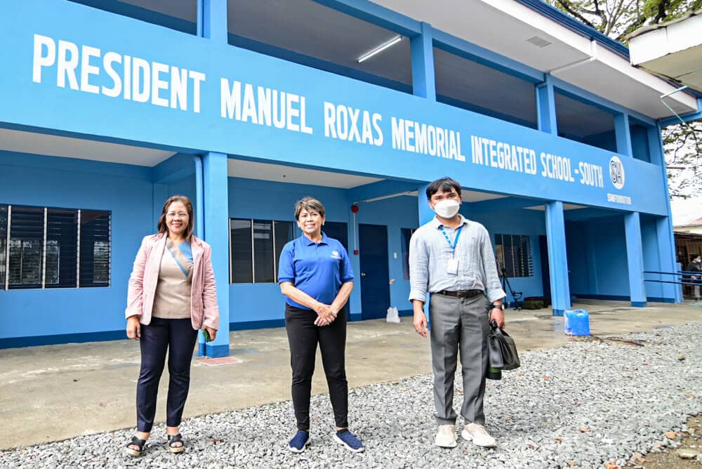 SM scholars from Roxas City volunteer to clean the new school building