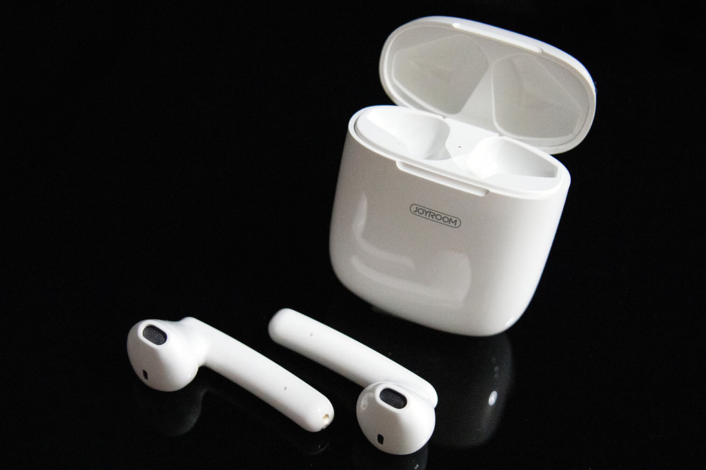 JOYROOM JR-T04S TWS Bilateral Wireless Earbuds and Charging Case