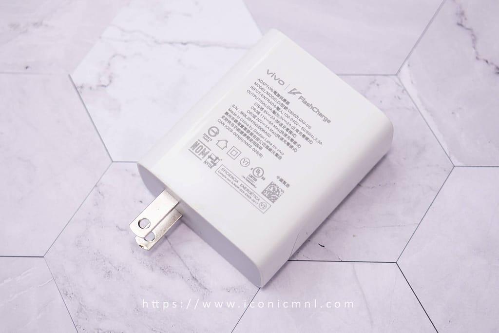 vivo X80 - 80W wall charger with flash charge technology