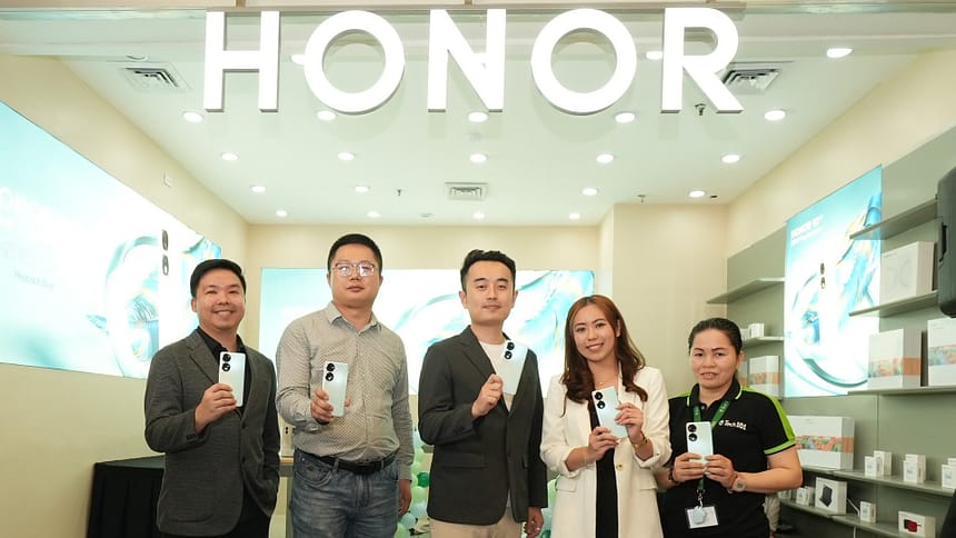 HONOR Philippines PR Manager Pao Oga Retail Sales Director Tom Yuan GTM Manager Steven Yan and Brand Marketing Manager Joepy Libo on with EC Panda Store OIC Evelyn Enong